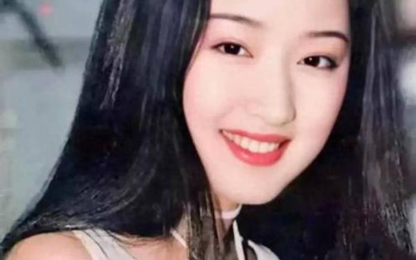 男子蜗居复原红楼梦,杨钰莹红楼照片