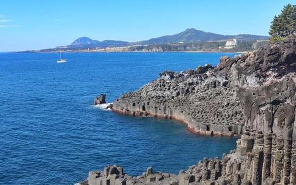 韩国济州岛夜空出现不明光柱,济州市内去柱状节理带