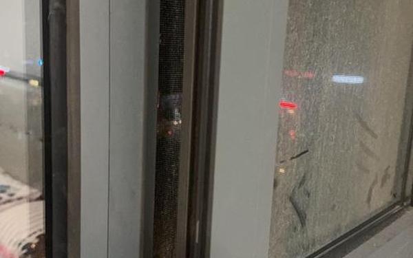 敞门开空调拟被罚超5000元(开空调房间的门突然关不了)