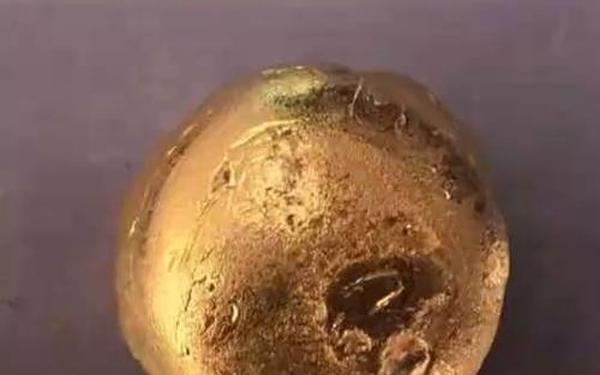男子挖下水道掏出钱币手表吊坠-一个男子挖了一箱金条
