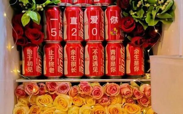 鲜花插在可乐中 网络中 可乐 什么意思