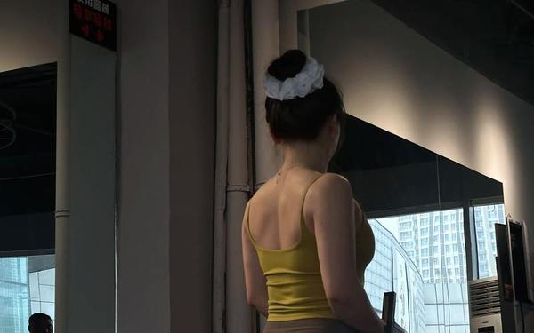 女子健身私密照未经允许被发网上 太小去公共浴室自卑怎么办