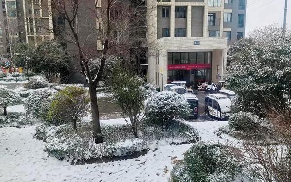郑州女生推窗看暴雪 窗户掉下楼 郑州暴雨楼房倾斜