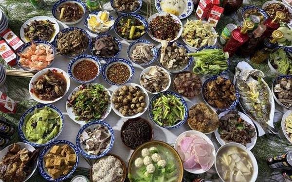 云南一家吃年夜饭桌上摆182碗菜 10大暴利小吃网红小吃
