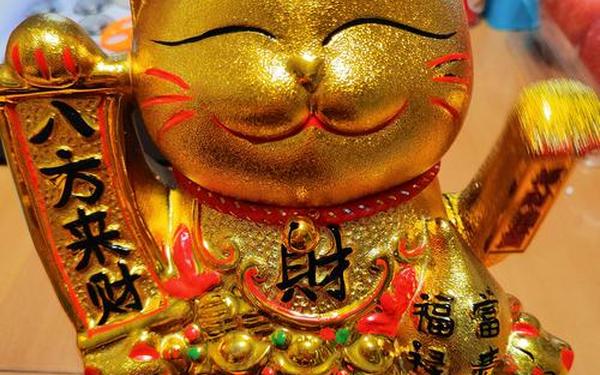 店里的招财猫举左手表示什么_招财猫举左手右手分别代表什么