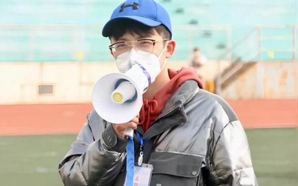 抢教授话筒男生被哈工大录取(哈工大学长帮学弟高考)