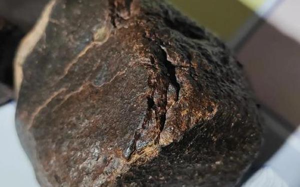 坠落英国的陨石中发现地外水,美国陨石坠落最新消息今天