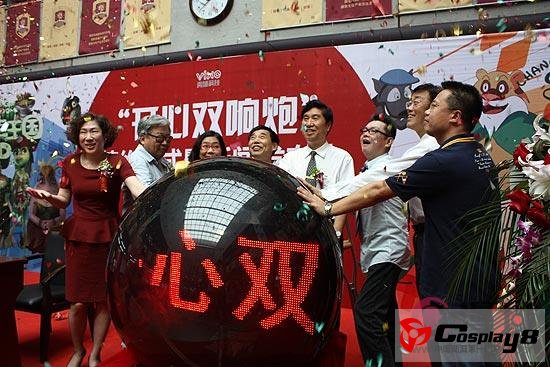 周星驰御用配音石班瑜亮相＂开心双响炮＂ 签约