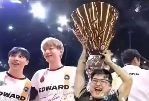 傲风&RNG粉丝8城线下观赛,见证RNG夏季赛捧杯!