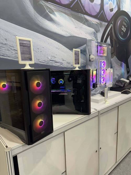 台北电脑展:透与不透你做主 鑫谷公布特别机箱