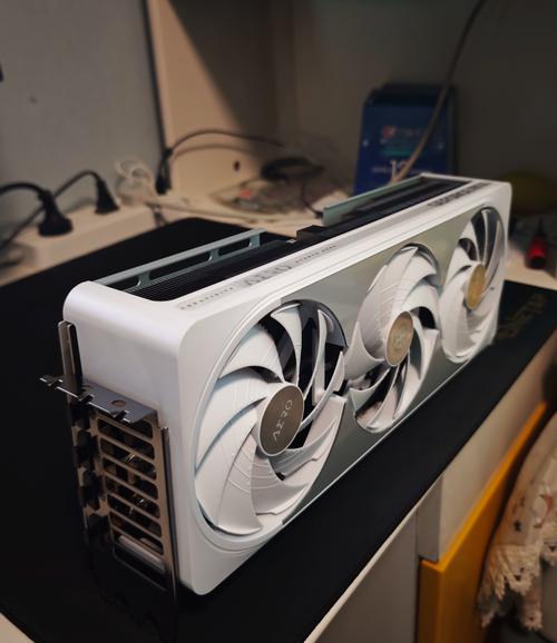 技嘉于 CES 2025 首度亮相 NVIDIA GeForce RTX 50 系列显卡