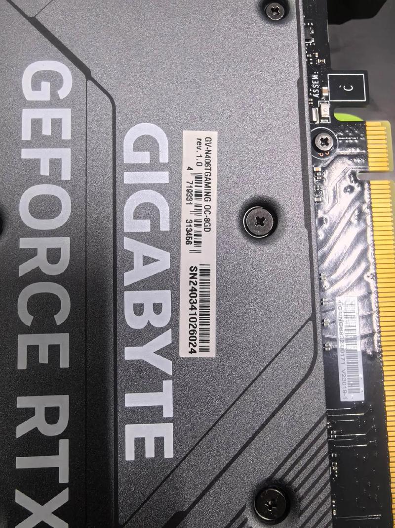 技嘉发布半高三风扇RTX 4060显卡