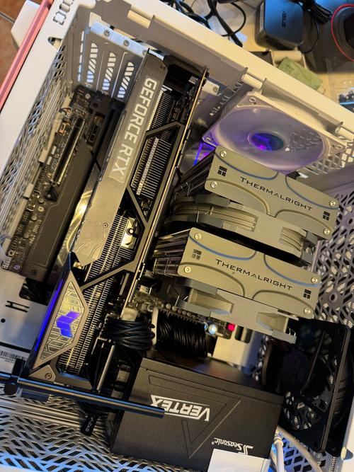 纯白军工的初冬浪漫!TUF GAMING 4070Ti WHITE显卡