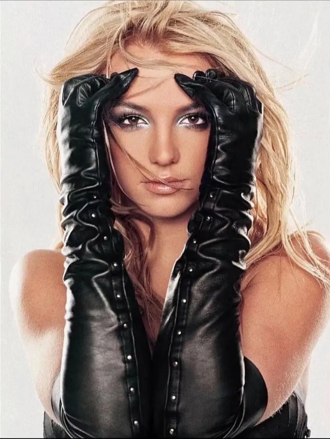 电影《蓝精灵2》主题曲由布兰妮Britney演唱